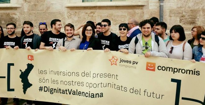 La policía nacional frente a la concentración de Compromís del 25 de Abril en las Corts Valencianes. Maria Josep Amigó sostiene la parte derecha de la pancarta.