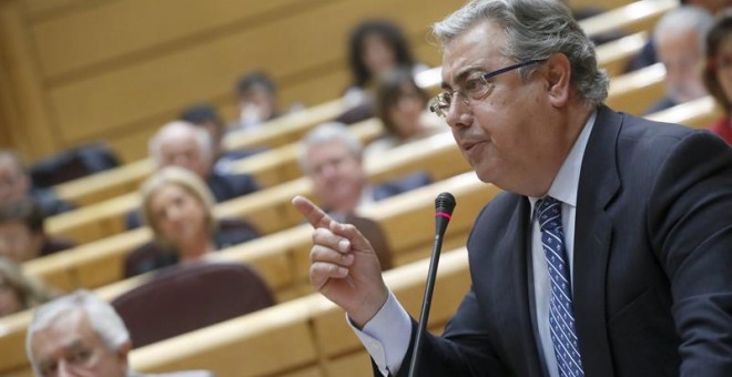 Zoido, durante su intervención en la sesión del control al Gobierno en el Senado. EFE/Javier Lizón