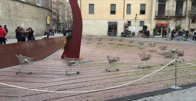 La exposición con carretillas en el Fossar de les Moreres generó una fuerte protesta en las redes del sector analizado en el artículo