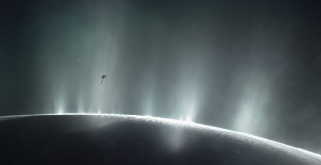 La sonda espacial internacional Cassini durante su inmersión más profunda en las cortinas de agua procedentes de las grietas en la región polar de Encélado, en una imagen facilitada por la NASA tomada en 2015. NASA/EFE