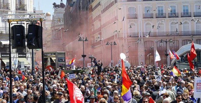Ambiente de la madrileña Puerta del Sol al término de la manifestación del Primero de Mayo. EFE/J.P. Gandul