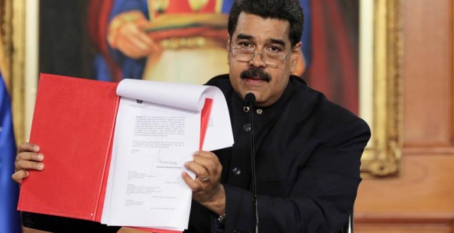 Fotografía cedida por la oficina prensa del Palacio de Miraflores, del presidente de Venezuela, Nicolás Maduro, muestra el documento del decreto que da vía a un proceso constituyente. /EFE