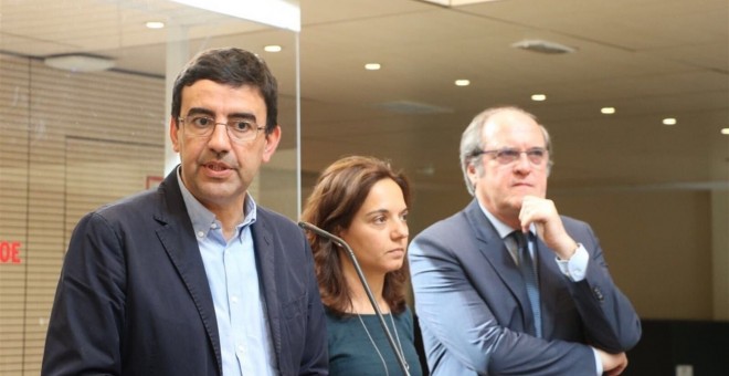 La secretaria generald el PSOE-M, Sara Hernández (c), entre el portavoz de la Comisión Gestora, Mario Jiménez (i), y el portavoz socialista en la Asamblea de Madrid, Ángel Gabilondo. E.P.