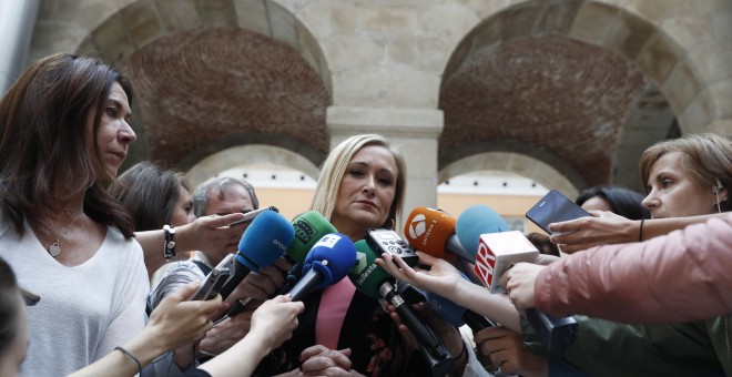 La presidenta de la Comunidad de Madrid, Cristina Cifuentes, atiende a los medios de comunicación. EFE/Javier Lizón