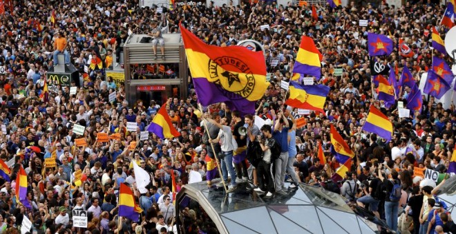 Cientos de banderas republicanas durante las protestas tras la abdicación de Juan Carlos I.