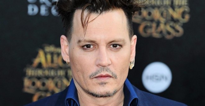 Johnny Depp gasta miles de dólares para evitar memorizar el guión de sus películas