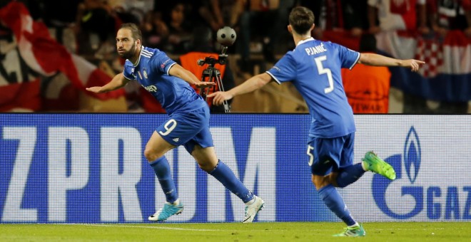 El jugador de Juventus Gonzalo Higuaín celebra después de anotar el segundo gol de su equipo. - EFE
