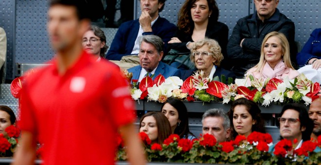 Manuela Carmena junto a Manolo Santana y Cristina Cifuentes en un partido del Mutua Open Madrid de tenis. /EFE