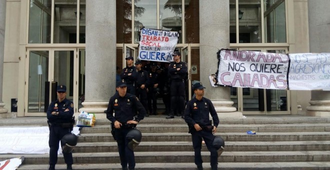 Policías en la puerta del Rectorado de la Universidad Complutense de Madrid este jueves.