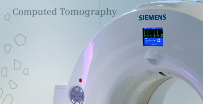 Un escáner de Siemens para tomografía axial computarizada, en su planta de en la planta de fabricación de eqjuipos médicos en Forchheim, cerca de Nuremberg. REUTERS / Michaela Rehle