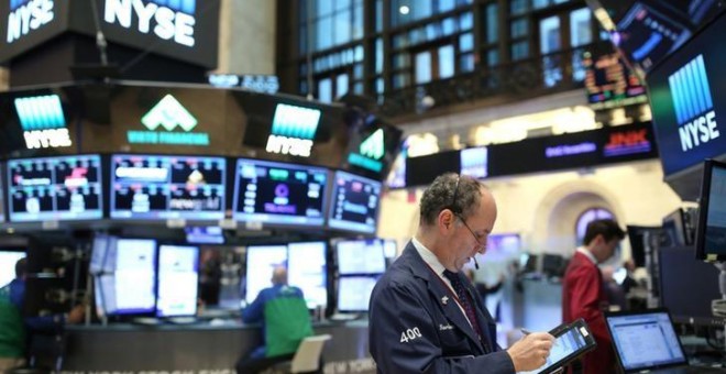 Un broker rabaja en la Bolsa de Nueva York (NYSE) en Manhattan, Nueva York, EE.UU. REUTERS / Stephen Yang