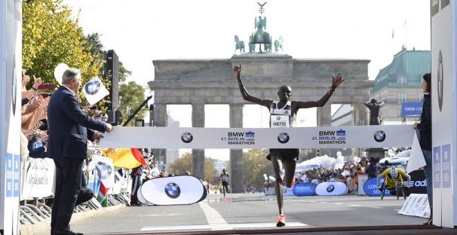 Dennis Kimetto, plusmarquista mundial de la marató després de guanyar a Berlin l'any 2014 / Tobias Schwars - AFP