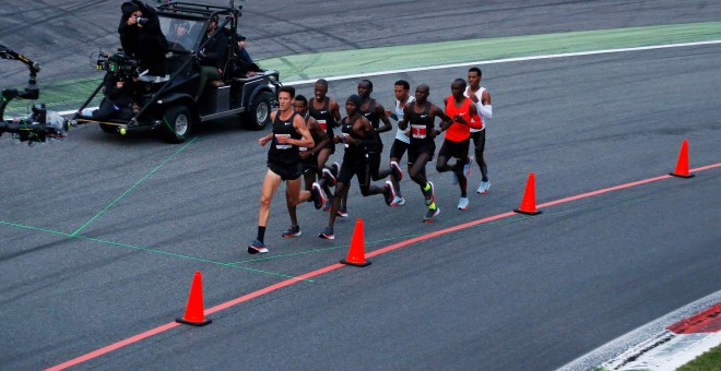 Eliud Kipchoge, con su equipo de 'liebres' durante la carrera en el Circuito de Monza (Italia) para intentar bajar el maraton de las dos horas. REUTERS/Alessandro Garofalo