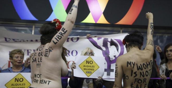 Activistas de FEMEN durante la protesta que realizaron hoy en la entrada del hotel donde se celebra este fin de semana la feria 'Surrofair' de promoción de la gestación subrogada. EFE/Fernando Alvarado