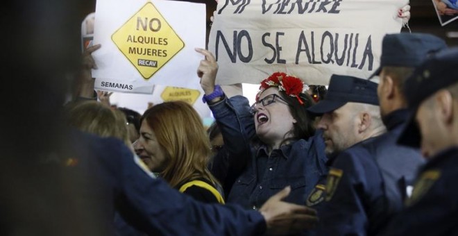 Protestas durante la feria de promoción de la gestación subrogada.EFE/Fernando Alvarado