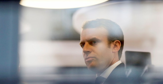 Emmanuel Macron retratado en la localidad de Rodez.- REUTERS