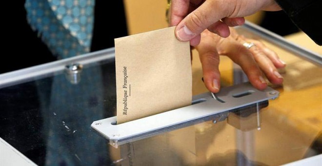 Un ciudadano vota en las elecciones francesas. | EFE