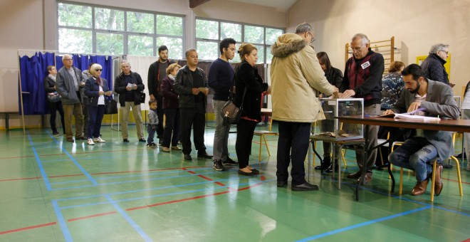 Votantes franceses en un colegio electoral. REUTERS/Emmanuel Foudrot