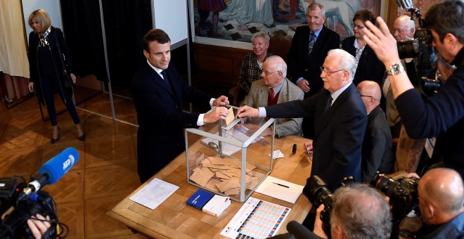 Emmanuel Macron deposita su voto en las urnas durante la segunda vuelta de las elecciones presidenciales francesas. REUTERS/Eric Feferberg