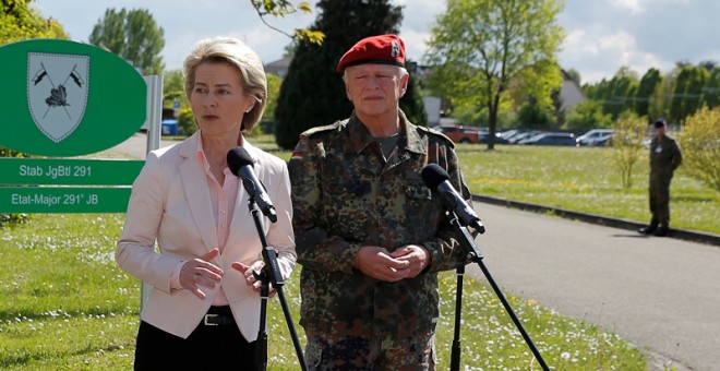 La ministra de Defensa alemana, Ursula von der Leyen, junto al jefe del Ejército, el general Volker Wieker, en la visita a un cuartel cerca de Estrasburgo. REUTERS/Vincent Kessler