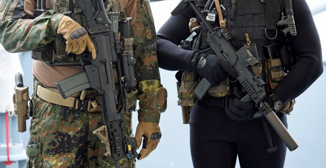 Dos soldados alemanes de las fuerzas especiales de la Armada, con su armamento y equipación. REUTERS/Fabian Bimmer