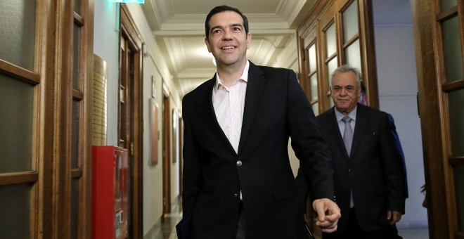 El primer ministro griego Alexis Tsipras, a su llegada a una reunión de su Gobierno en el Parlamento. REUTERS/Costas Baltas