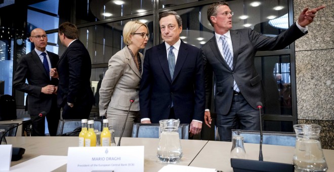 El presidente del Banco Central Europeo (BCE), Mario Draghi, durante su visita al Senado holandés en La Haya. EFE/Remko De Waal