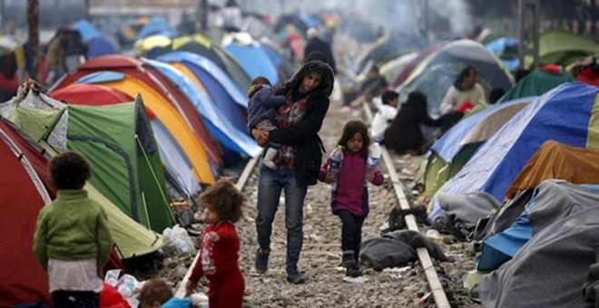 Imagen de archivo de refugiados en Grecia / REUTERS