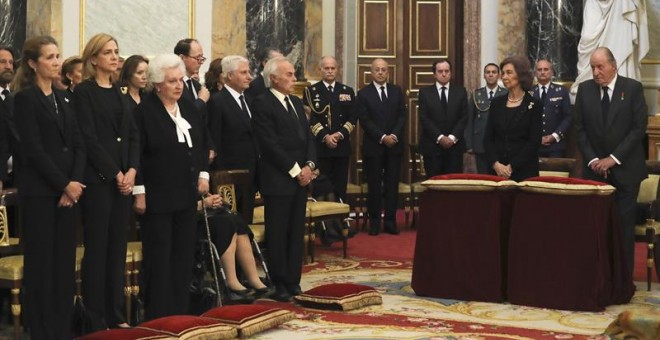 Los reyes eméritos Juan Carlos y Sofía, durante el funeral por la infanta Alicia de Borbón-Parma. EFE/Ballesteros