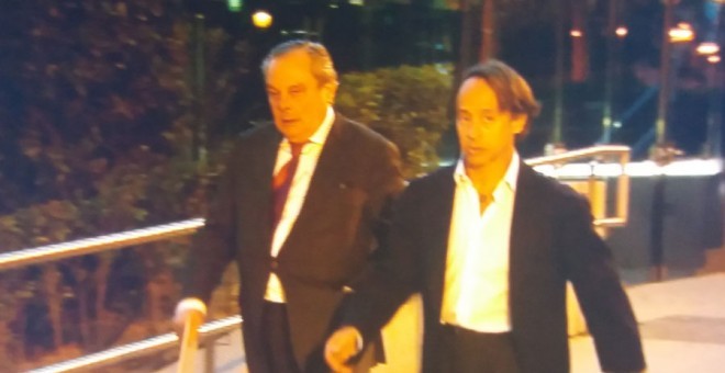 El empresario Adrián de la Joya, junto a su abogado a la salida de la Audiencia. PÚBLICO