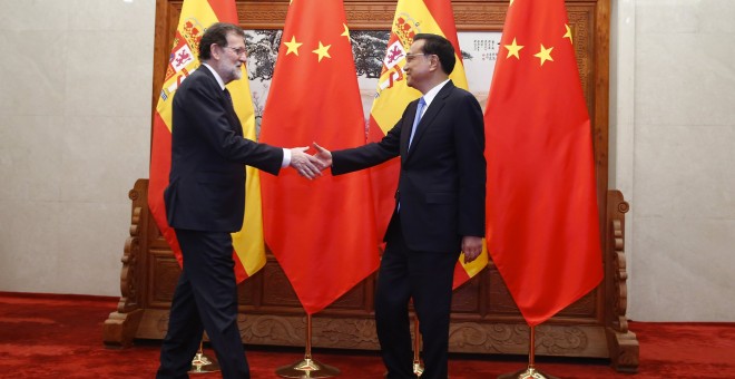 El premier chino Li Keqiang recibe al presidente de Gobierno español, Mariano Rajoy. EFE