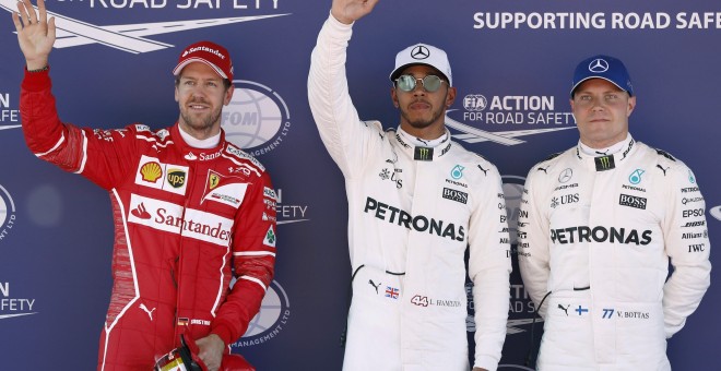 Lewis Hamilton, del equipo Mercedes, celebra la primera posición junto al finlandés Valtteri Bottas(tercera posición) y el alemán Sebastian Vettel (segunda posición) en el GP de España. EFE/Andreu Dalmau