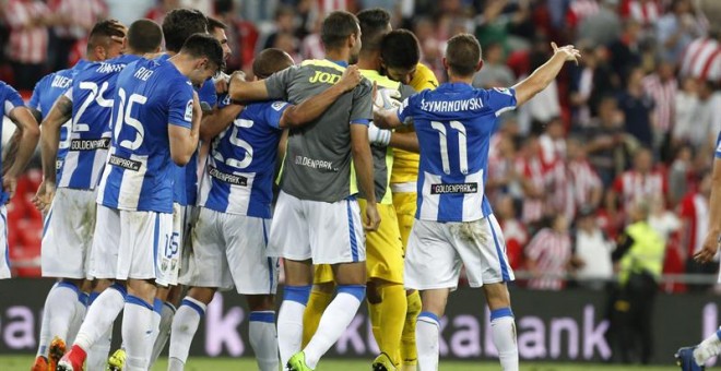 Los jugadores del Leganés celebran su permanencia en Primera en San Mamés. /EFE