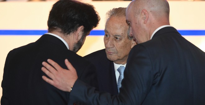 El expresidente de OHL Juan Miguel Villar-Mir, en el centro, durante la última junta accionistas del grupo contructor. EFE/Fernando Villar