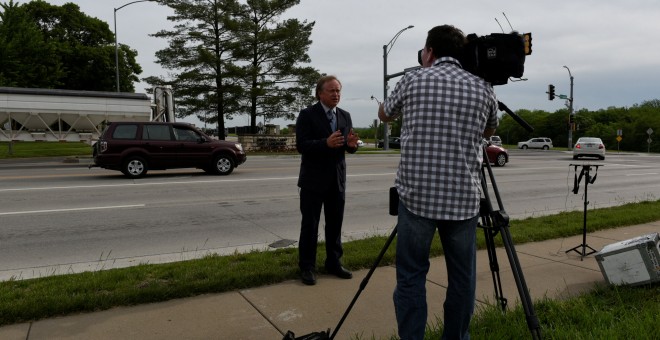 Miembros de la prensa informan de la puesta en libertad de Chelsea Manning en la prisión de  Fort Leavenworth, Kansas, EEUU. REUTERS/Nick Oxford