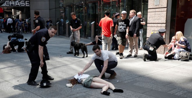 Policías en el lugar del atropello en Times Square. REUTERS/Mike Segar
