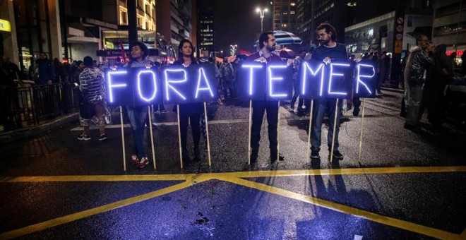 Manifestantes protestan contra el presidente de Brasil, Michel Temer, en la avenida Paulista de Sao Paulo. | FERNANDO BIZERRA (EFE)