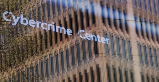 Reflejo en una ventana del Cybercrime Center en Cambridge .REUTERS/Brian Snyder