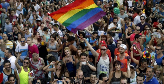 Cientos de personas durante la celebración del orgullo gay en Madrid.- REUTERS/Archivo