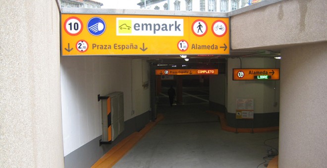 Entrada de un aparcamiento de Empark en la Plaza de España de Pontevedra.