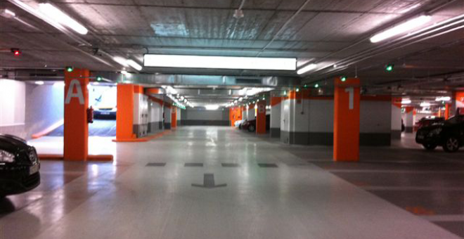 Interior de un aparcamiento de Empark, en la Plaza de CataluÑa de San Sebastian.
