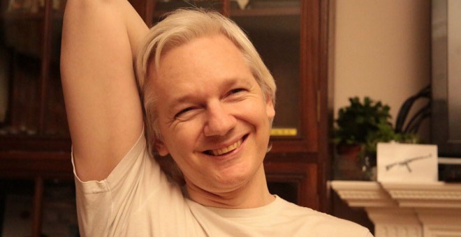 El fundador de Wikileaks, Julian Assange, en una imagen que ha colgado este viernes en su cuenta de Twitter.