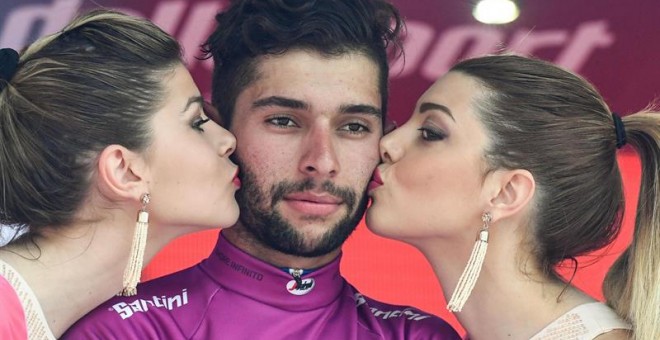 El ciclista Fernando Gaviria es besado por azafatas en el Giro de Italia