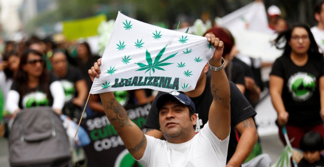Un manifestante por la legalización de la marihuana durante una marcha reciente en México. REUTERS/Henry Romero