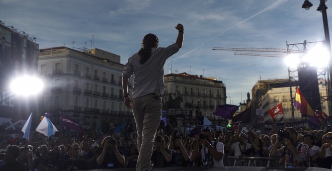 El líder de Podemos, Pablo Iglesias, interviene, en la Puerta del Sol de Madrid, en la concentración convocada en favor de las mociones de censura.EFE/Emilio Naranjo