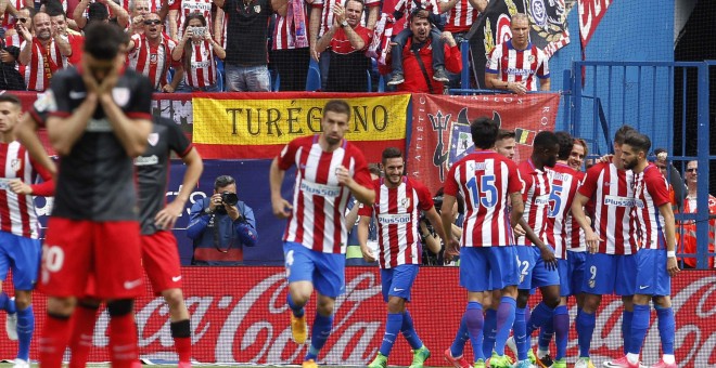 El Atlético de Madrid celebra uno de los goles frente al Athletic de Bilbao en el estadio Vicente Calderón. EFE/Fernando Alvarado
