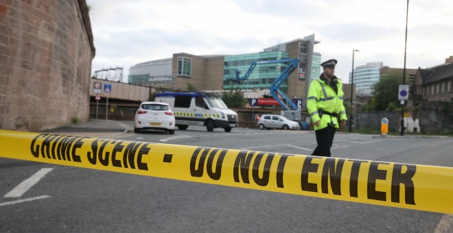 Policías permanecen cerca al estadio Manchester Arena. - EFE