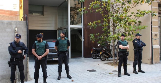 Agentes de la Policía y de la Guardia Civil, en uno de los domicilios de Rosell en Barcelona. EFE/Alejandro García