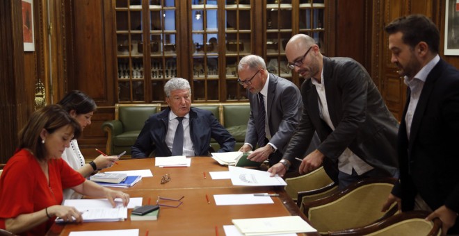 Vista de la reunión de la Mesa de la Comisión de investigación sobre la presunta financiación irregular del Partido Popular, en el Congreso de los Diputados. EFE/Chema Moya