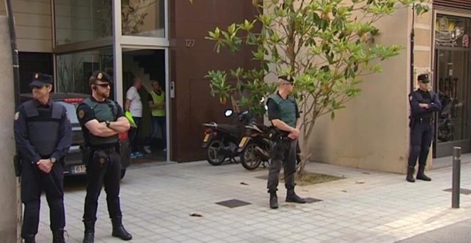 Agentes durante el registro este miércoles del domicilio de Rosell en Barcelona. EFE